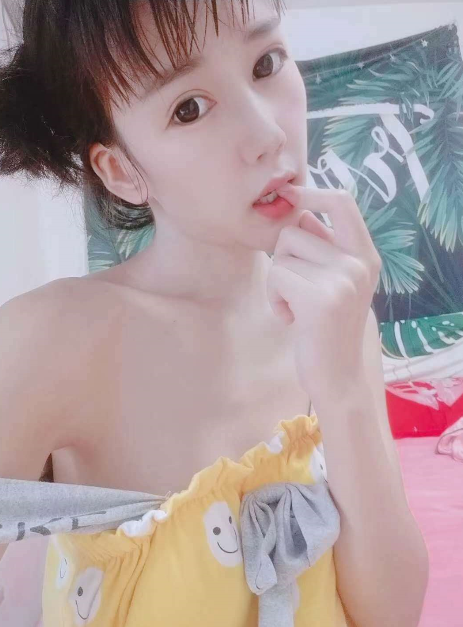 20岁乖萌可爱的小梦（可 she~吻 ）